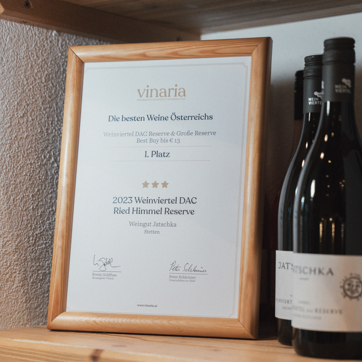 Jatschka-Vinaria_Praemierung_01 1. Platz für unseren 2023 Weinviertel DAC Himmel Reserve! Wir freuen uns riesig: Die renommierte Zeitschrift Vinaria hat uns in der Kategorie „Weinviertel DAC Reserve & Große Reserve – Best Buy bis 13 €“ auf Platz 1 gewählt. Ein großes Dankeschön an alle, die unsere Leidenschaft für Qualität teilen – und natürlich an unser großartiges Team, das diesen Erfolg möglich macht!